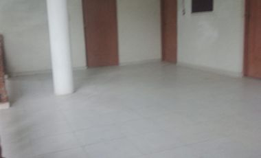 Casa en la colonia Luces en el Mar de dos niveles con seis recamaras y tres baños.