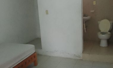 Casa en la colonia Luces en el Mar de dos niveles con seis recamaras y tres baños.