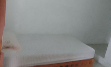 Casa en la colonia Luces en el Mar de dos niveles con seis recamaras y tres baños.