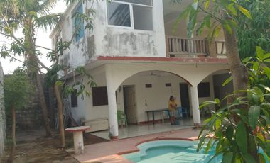 Casa en la colonia Luces en el Mar de dos niveles con seis recamaras y tres baños.