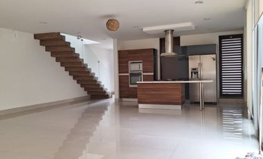 RENTA EN LOMAS DEL MOLINO II, BAÑO COMPLETO EN CADA RECAMARA, SALA DE TV, CUARTO DE SERVICIO Y MAS
