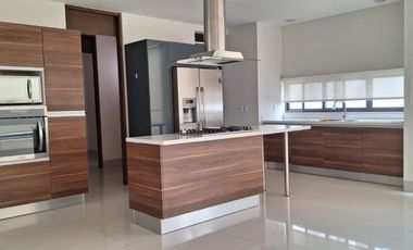 RENTA EN LOMAS DEL MOLINO II, BAÑO COMPLETO EN CADA RECAMARA, SALA DE TV, CUARTO DE SERVICIO Y MAS