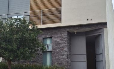 RENTA EN LOMAS DEL MOLINO II, BAÑO COMPLETO EN CADA RECAMARA, SALA DE TV, CUARTO DE SERVICIO Y MAS
