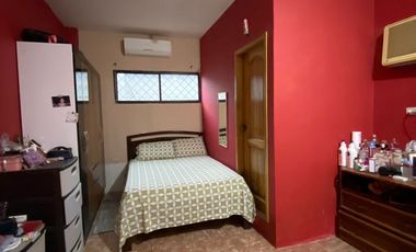 Se Vende en Manta Casa Esquinera con Departamentos y Locales.  Sector Norte