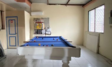 Se Vende en Manta Casa Esquinera con Departamentos y Locales.  Sector Norte