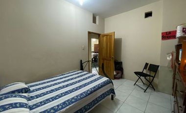 Se Vende en Manta Casa Esquinera con Departamentos y Locales.  Sector Norte