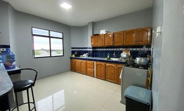 Se Vende en Manta Casa Esquinera con Departamentos y Locales.  Sector Norte
