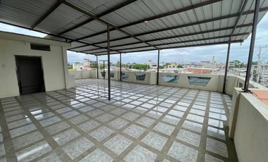 Se Vende en Manta Casa Esquinera con Departamentos y Locales.  Sector Norte