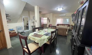 Se Vende en Manta Casa Esquinera con Departamentos y Locales.  Sector Norte