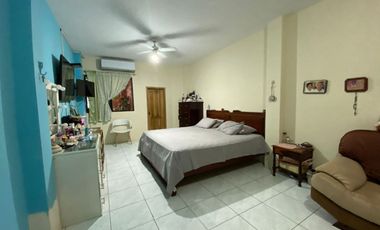 Se Vende en Manta Casa Esquinera con Departamentos y Locales.  Sector Norte