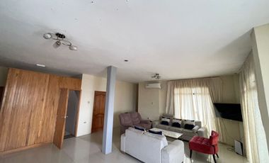 Se Vende en Manta Casa Esquinera con Departamentos y Locales.  Sector Norte