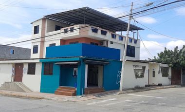 Se Vende en Manta Casa Esquinera con Departamentos y Locales.  Sector Norte