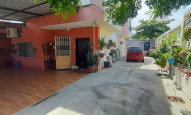 Se Vende en Manta Casa Esquinera con Departamentos y Locales.  Sector Norte