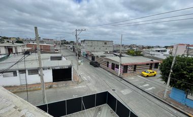 Se Vende en Manta Casa Esquinera con Departamentos y Locales.  Sector Norte