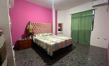 Se Vende en Manta Casa Esquinera con Departamentos y Locales.  Sector Norte