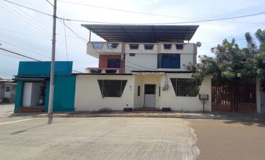Se Vende en Manta Casa Esquinera con Departamentos y Locales.  Sector Norte