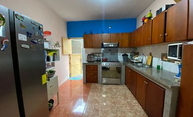Se Vende en Manta Casa Esquinera con Departamentos y Locales.  Sector Norte