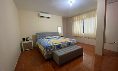 Se Vende en Manta Casa Esquinera con Departamentos y Locales.  Sector Norte