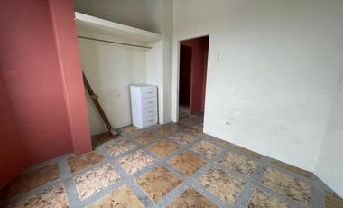 Se Vende en Manta Casa Esquinera con Departamentos y Locales.  Sector Norte
