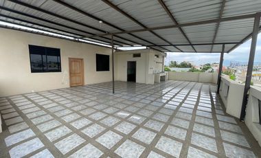 Se Vende en Manta Casa Esquinera con Departamentos y Locales.  Sector Norte