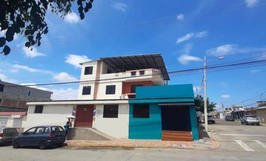 Se Vende en Manta Casa Esquinera con Departamentos y Locales.  Sector Norte
