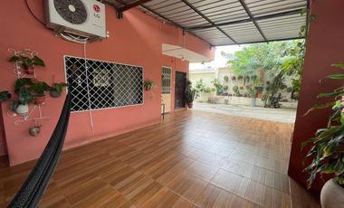 Se Vende en Manta Casa Esquinera con Departamentos y Locales.  Sector Norte