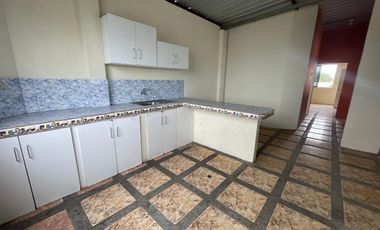 Se Vende en Manta Casa Esquinera con Departamentos y Locales.  Sector Norte