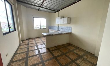 Se Vende en Manta Casa Esquinera con Departamentos y Locales.  Sector Norte