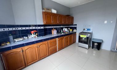 Se Vende en Manta Casa Esquinera con Departamentos y Locales.  Sector Norte