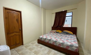 Se Vende en Manta Casa Esquinera con Departamentos y Locales.  Sector Norte