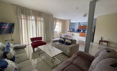 Se Vende en Manta Casa Esquinera con Departamentos y Locales.  Sector Norte