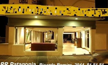 Hotel sobre costa de Lago