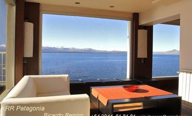 Hotel sobre costa de Lago