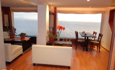 Hotel sobre costa de Lago