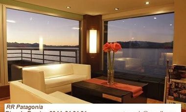 Hotel sobre costa de Lago