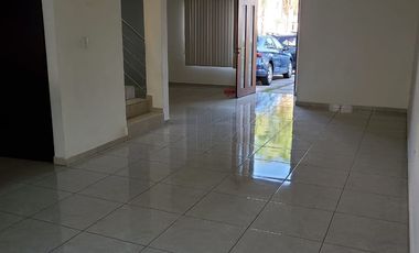 CASA EN RENTA EN VALLE DE JURIQUILLA CON ALBERCA !!!!!