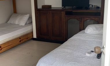 SE ALQUILAN HABITACIONES POR NOCHE DE ACOMODACION DE PAREJA Y MULTIPLE, EXCELNTE UBICACION