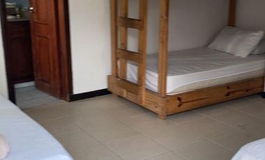 SE ALQUILAN HABITACIONES POR NOCHE DE ACOMODACION DE PAREJA Y MULTIPLE, EXCELNTE UBICACION