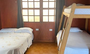 SE ALQUILAN HABITACIONES POR NOCHE DE ACOMODACION DE PAREJA Y MULTIPLE, EXCELNTE UBICACION