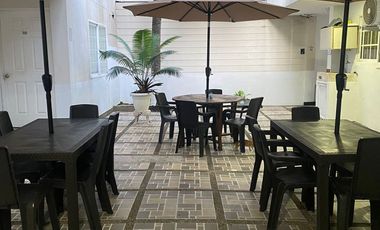 SE ALQUILAN HABITACIONES POR NOCHE DE ACOMODACION DE PAREJA Y MULTIPLE, EXCELNTE UBICACION