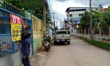 ขายบ้านเดี่ยวพร้อมที่ดิน  เหมาะสำหรับพักอาศัย บรรยากาศดี อยู่ในเขตชุมชน