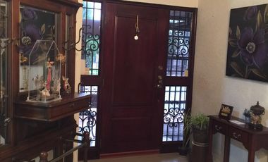 CASA EN CALLE PRIVADA (EXCELENTE UBICACIÓN)