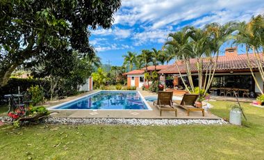 Extraordinaria casa campestre con piscina y de un solo nivel en Combia Condominio Campestre. Pereira - Colombia.