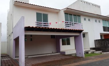 ESPECTACULAR casa dentro de fraccionamiento RESIDENCIAL