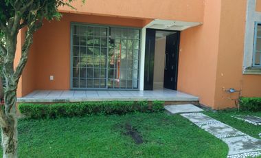 Vendo casa de 136 m2 de construcción, tres recamaras,  en condominio de 6 casas, Fraccionamiento Junto al Rio, a  10 minutos del centro de  Cuernavaca, Mor.
