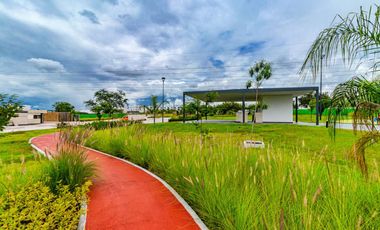 Casas en venta en condominio con alberca y amenidades al aire libre a 5 minutos del Club de Golf Santa Fe en Xochitepec, Morelos.