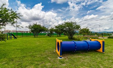 Casas en venta en condominio con alberca y amenidades al aire libre a 5 minutos del Club de Golf Santa Fe en Xochitepec, Morelos.