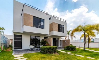 Casas en venta en condominio con alberca y amenidades al aire libre a 5 minutos del Club de Golf Santa Fe en Xochitepec, Morelos.