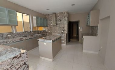 Samborondon, Renta de Linda Casa 4 Dorm. con Estudio y Bbq