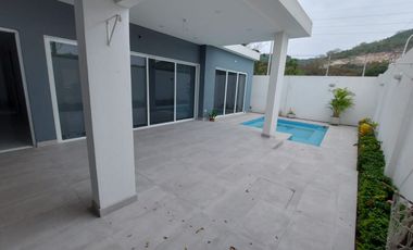 Via La Costa, Renta de Hermosa Casa 3 Dorm. de Una Planta con Jacuzzi Sin muebles